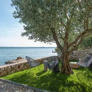 https://house-maruna.hotelinzadar.com
